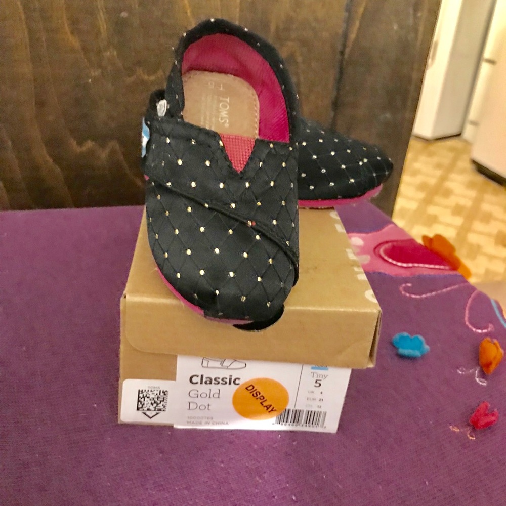 Toms infant shoes